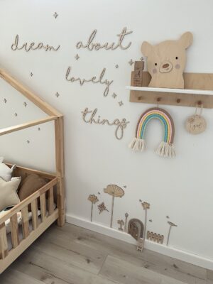 Drewniany napis na ścianę Dream about lovely things