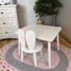 biały stolik z krzesełkiem