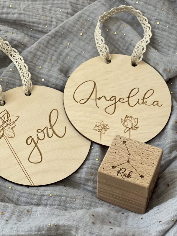 Drewniana tabliczka z napisem Girl